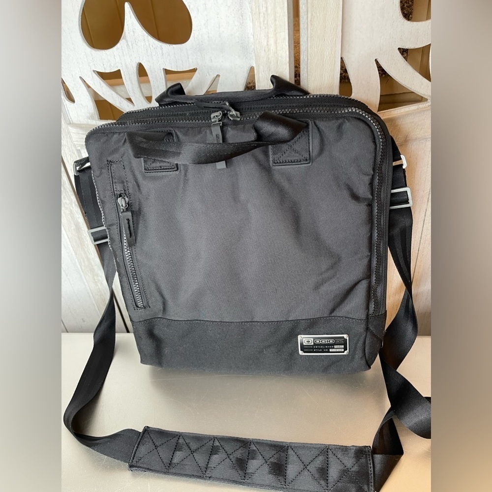 Ogio Computer Tablet Shoulder Bag Padded Insert Pockets Organizational